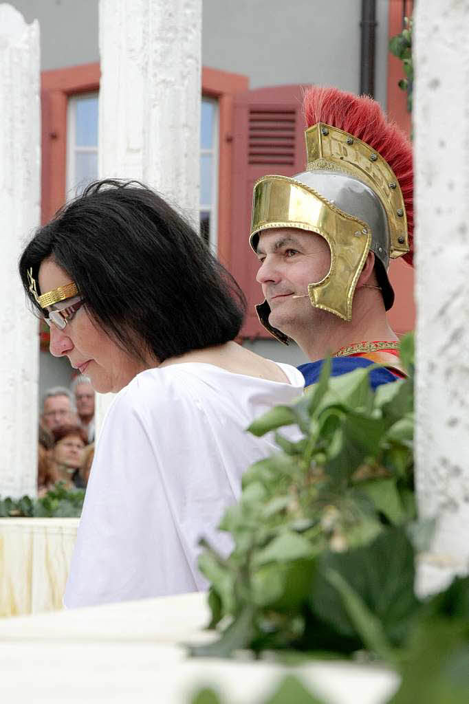 Csar und Cleopatra lassen sich im Kolosseum feiern.