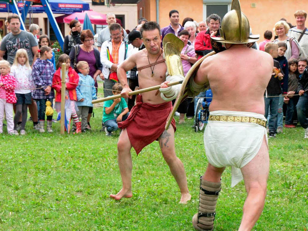 Kampfeskunst: Gladiatoren in Aktion vor großem Publikum. Kampfeskunst: Gladiatoren in Aktion vor großem Publikum.