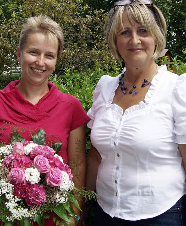 Mit einem Blumenstrau verabschiedete Ute Wycisk (rechts) Peggy Kriegel.  | Foto: martina schlageter