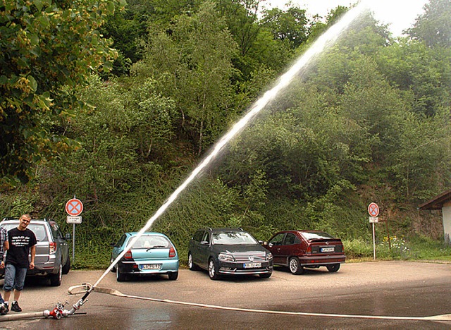 berzeugende Leistung: Die neue Spritze im Probebetrieb in Utzenfeld   | Foto: wehrle