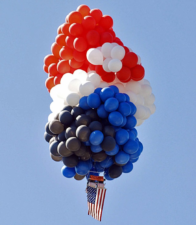 Die Anordnung der Ballons erinnert  an eine Dolde  Trauben.   | Foto: dapd