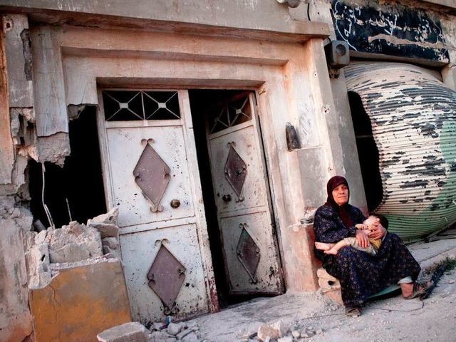 Vielen Syrern bleibt derzeit nur die F... Arm hlt, ist  nicht viel geblieben.   | Foto: AFP