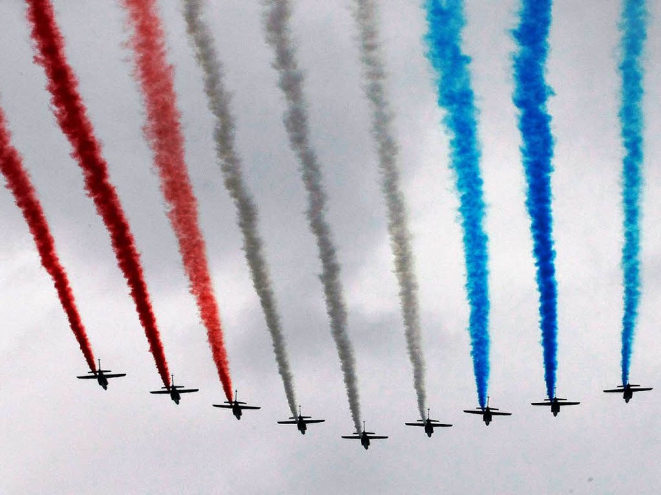 Hbsch anzusehen, aber schnell vom Win...en der Trikolore am Himmel ber Paris.  | Foto: dpa