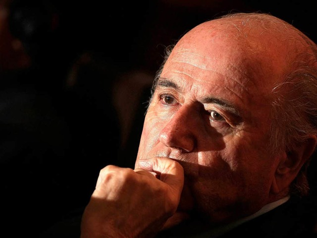 Sieht sich immer mehr ins Abseits gedrngt:  Fifa-Chef Joseph Blatter  | Foto: dpa