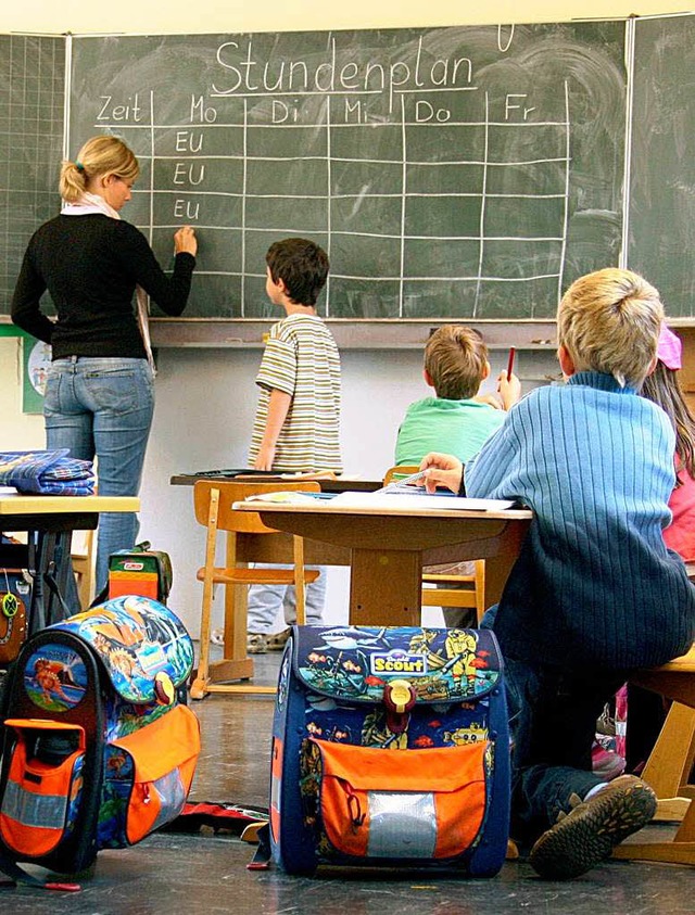Die Landesregierung will ein Jahr frh...dem  Abbau von Lehrerstellen beginnen.  | Foto: dpa