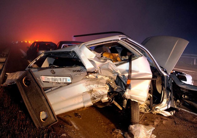 Eines der Autos, die in der Neujahrsna...Teningen und Freiburg zerstrt wurden.  | Foto: dpa