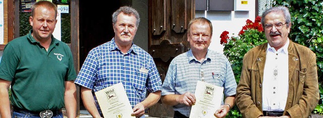 Urkunde berreicht (von links): Hegeri... und Kreisjgermeister Manfred Rnzi.   | Foto: Dorothe Kuhlmann