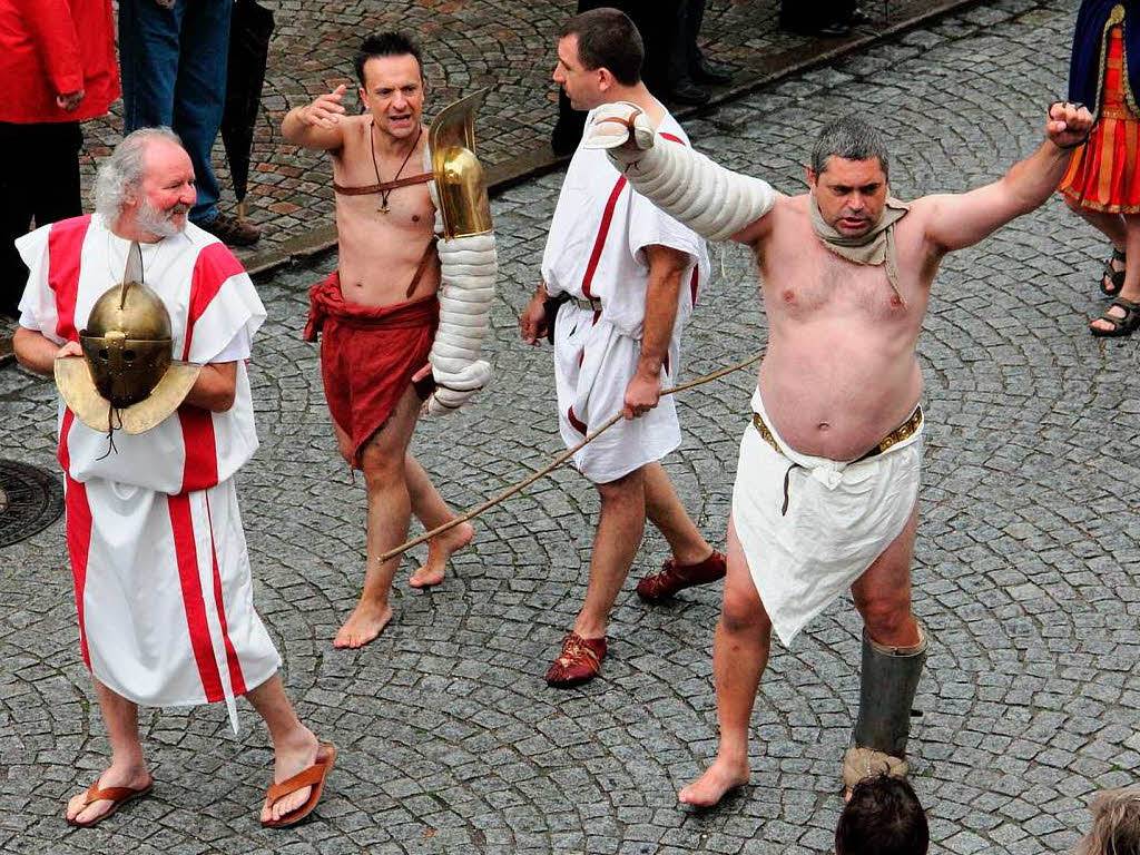 1250 Jahr Feier in Riegel:  Einmarsch der Gladiatoren