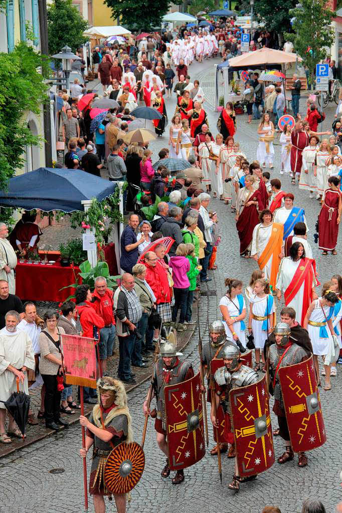 1250 Jahr Feier in Riegel: Einmarsch von Csar und Cleopatra mit dem rmischen Gefolge
