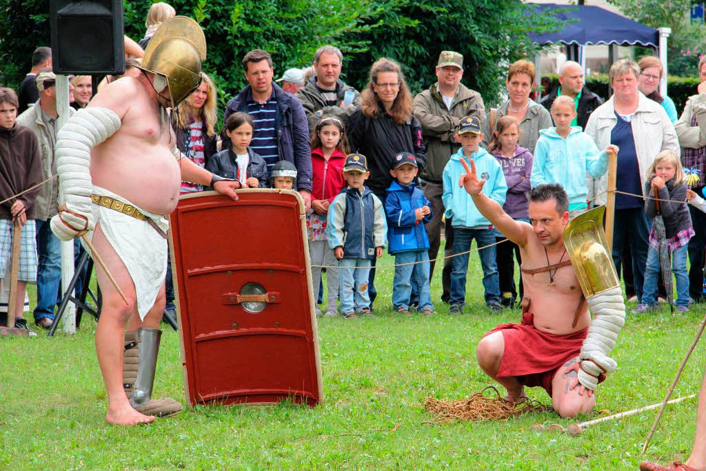 1250 Jahr Feier in Riegel: Der unterlegene Gladiator bittet um Gnade.