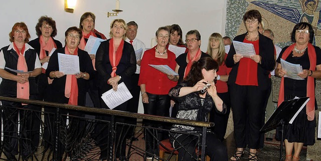Der Singkreis Ebnet trug beim Konzert ...nd Fltistin Myriam Hidber Dickinson.   | Foto: Daniele Schle