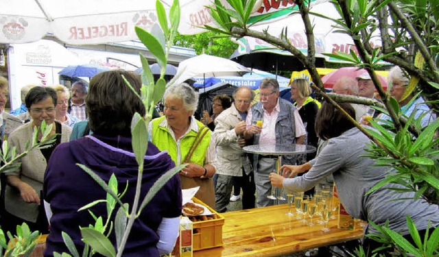 Zwei Jahrzehnte Wochenmarkt: Darauf wu...Freitag auf dem Marktplatz angestoen.  | Foto: Reiner Merz