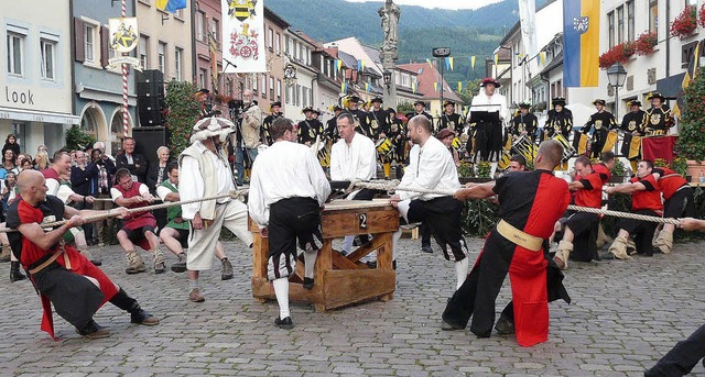 Gestandene Mannsbilder zogen feste am Wagenrad mitten in der Kandelstadt.   | Foto: Eberhard Weiss/Daniel Fleig