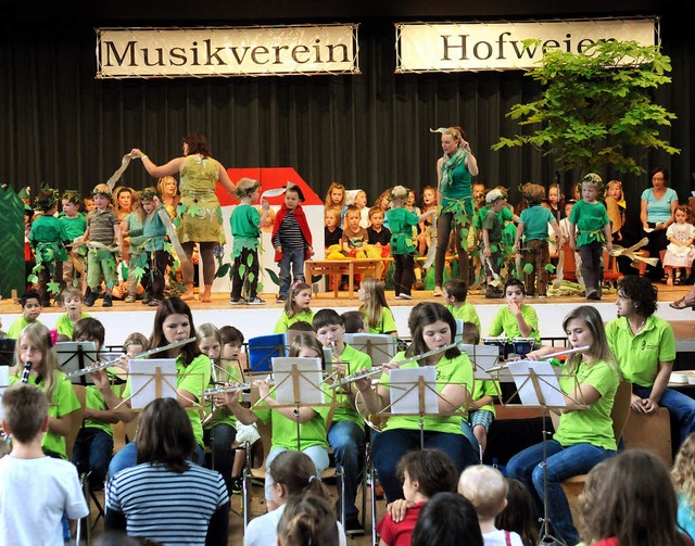 Groe Bhnenschau vor groem Publikum: das Kindermusical in Hofweier   | Foto: wolfgang knstle