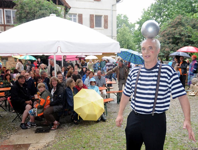 Selbst bei Regen hatten Besucher gut l... Spen und Pantomimen viel Programm.   | Foto: wolfgang knstle