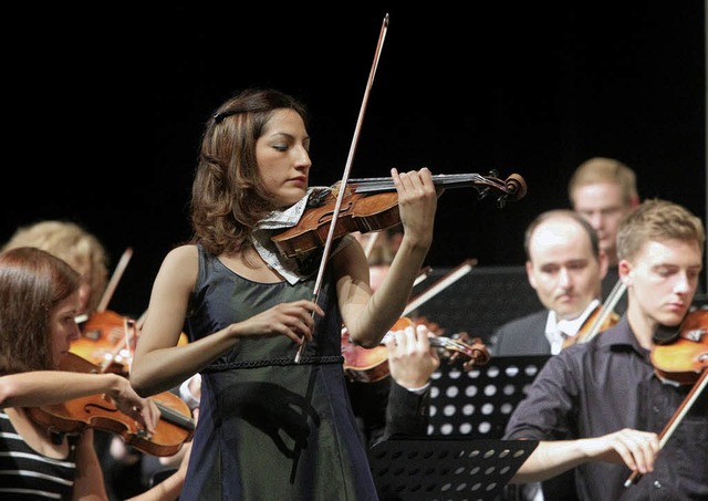 Donata Sailer glnzt  mit dem Solopart...en Satz von Beethovens Violinkonzert.   | Foto: Peter Heck