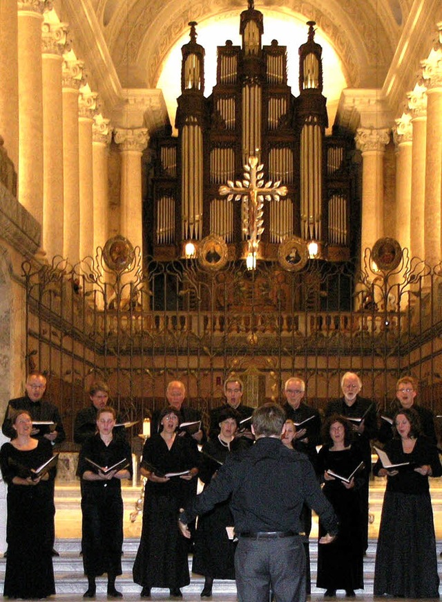 Der Philharmonia Chor Stuttgart unter ...er aus Straburg an der Orgel ergnzt.  | Foto: Margrit Matyscak