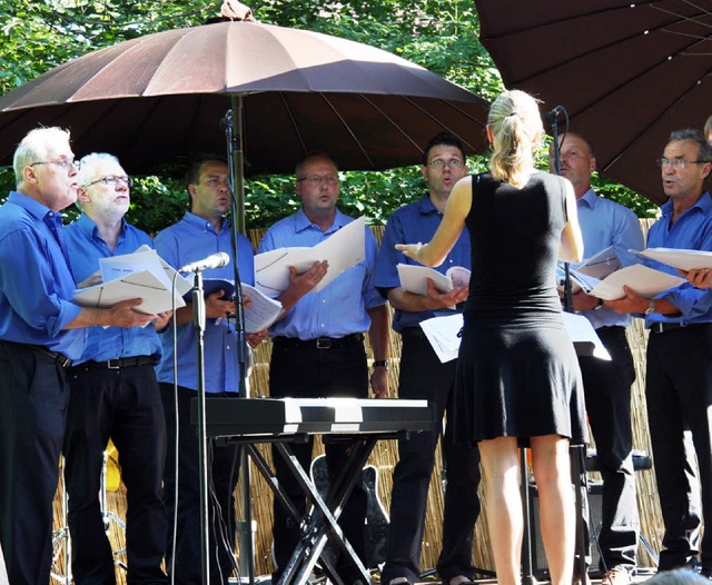 Auch der Mnner-Chor berzeugte das Pu... Open-Air-Konzert in Niederrimsingen.   | Foto: Meike Zorn