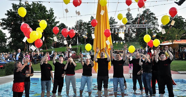 50 Ballons lieen die im Kinderbecken ...im Schwimmbadfest in die Luft steigen.  | Foto: kai kricheldorff
