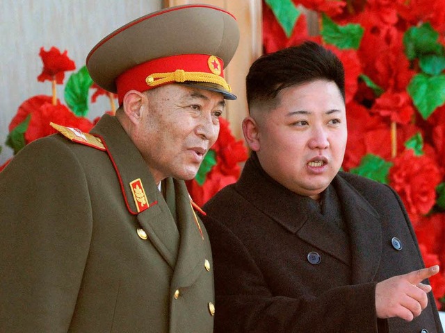 Gehen knftig getrennte Wege: Kim Jong-un  und Armeechef Ri Yong-ho (links)  | Foto: afp&#8194;&#8194;&#8194;&#8194;&#8194;