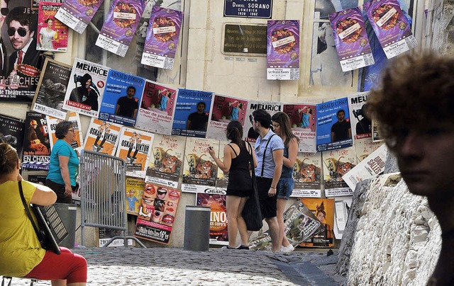 Wie erregt man Aufmerksamkeit? Theaterplakatwand in Avignon    | Foto: afp
