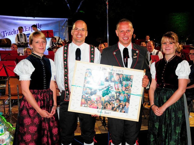 Maria Stratz, Vorstand Joachim Wehrle ...ne Fotocollage mit smtlichen Aktiven.  | Foto: Horst Dauenhauer                