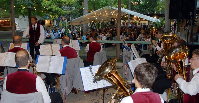 Die Hrtsfelder Musikanten auf der Musikerbhne beim Waldfest in Sasbach.  | Foto: roland Vitt