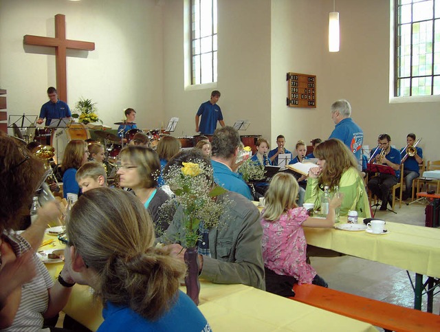 Musik und Mittagessen in der Kirche (B... Gemeindefest alle Hnde voll zu tun.   | Foto: Cornelia Selz