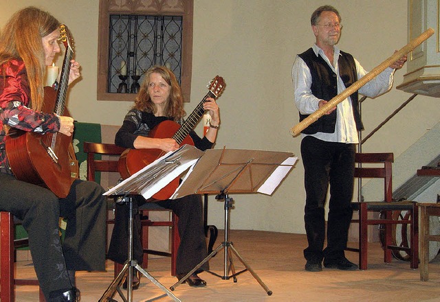 Zwei Gitarren und ein Schttelrohr sch...ergkirche ein sdamerikanisches Flair.  | Foto: Hildegard Karig