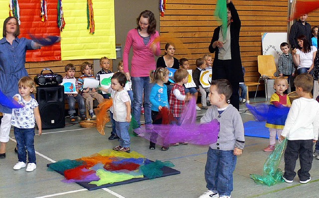 Die Buntheit der Welt: Kinder tanzten ... beim Kindergartenfest in Dundenheim.   | Foto: dieter fink