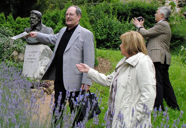 Rolf Langendrfer (links)  zeigt den r...s Kirschgartens in Badenweiler steht.   | Foto: Beatrice Ehrlich