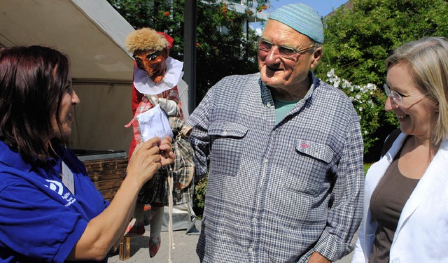 Der Kasper bergibt einen dicken Umsch...germeisterin  Astrid Siemes-Knoblich.   | Foto: Beatrice Ehrlich