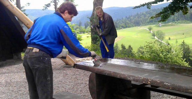 Mitglieder des &#8222;Freistaates Gers...en an der Grillhtte und Auenanlage.   | Foto: Gerd Sutter