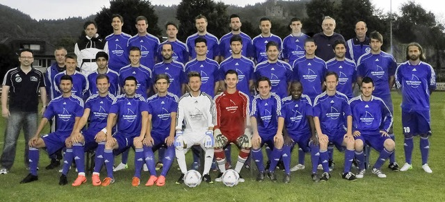 Die neue Mannschaft des SV Waldkirch f...teilung &#8211; links) und Betreuern.   | Foto: Verein