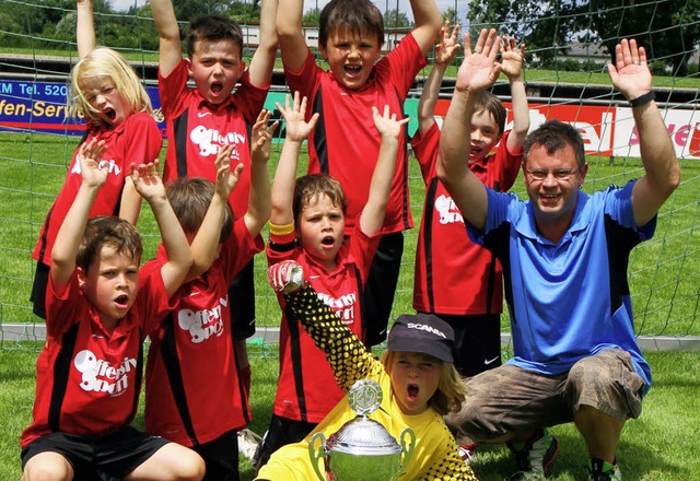 Die Windener F2-Fuballer samt Pokal und Trainer Daniel Fleig.   | Foto: Verein