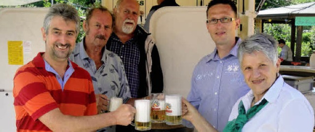 Schirmherr Michael Thater (links), Ehr... der Bierbar auf das Fest im Juch an.   | Foto: Hansjrg Bader