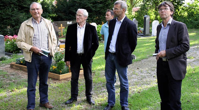 Die Ortschaftsrte Hubert Egle und Ada... links) bei der Friedhofsberichtigung.  | Foto: Andreas Peikert