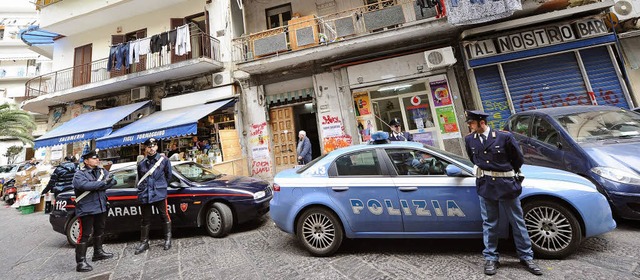 Italienische Polizisten stehen vor dem Haus eines Camorra-Bosses in Neapel.   | Foto: dpa/mller-Meiningen