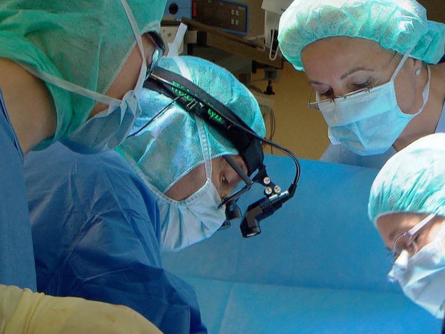 Der Freiburger Herzchirurg  Friedhelm ...rf mit seinem  Team bei einer Herz-OP.  | Foto: SWR