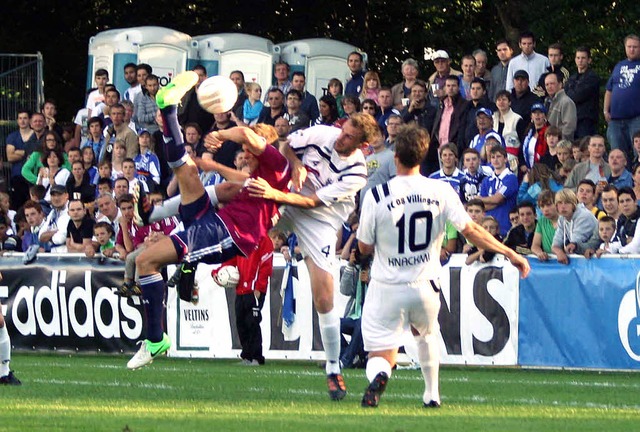 Fallrckzieher: Bundesliga-Torschtzen...ussmann Daniel Miletic seinen Meister.  | Foto: reinhardt