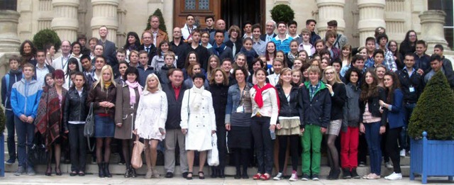 Comenius-Projekt zum  Wasser: Schler aus  6 Lndern vor dem Rathaus von Amiens  | Foto: Gymnasium kenzingen