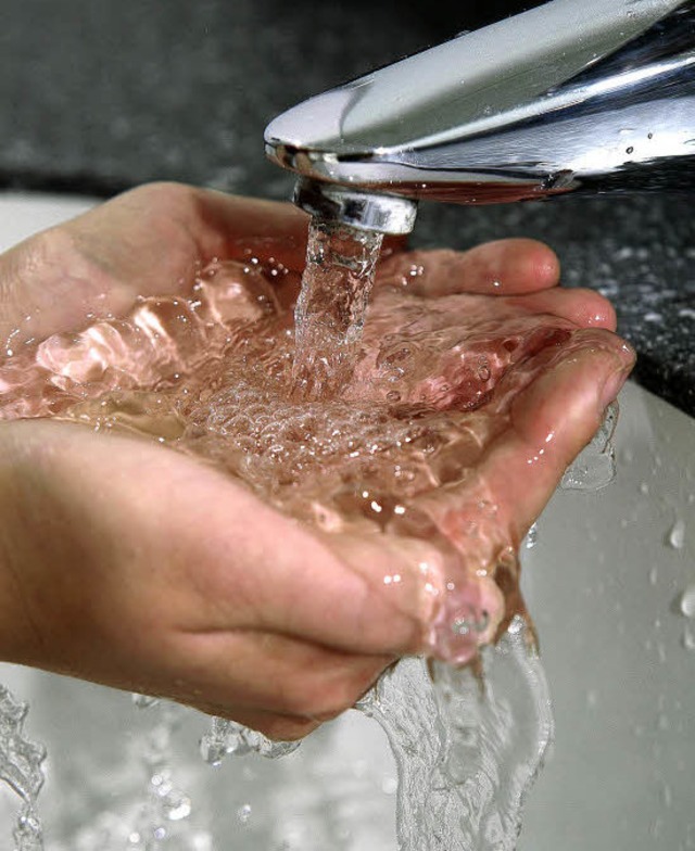 Wasser in Wehr wird wohl teurer werden...ird steigen, um geschtzte zehn Cent.   | Foto: dpa