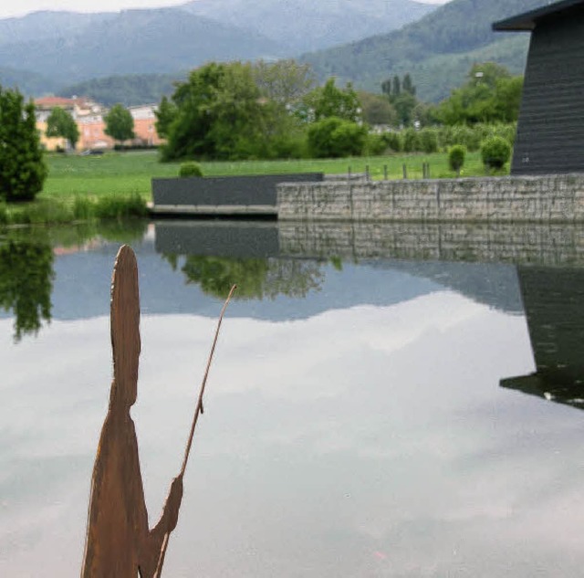 Einsam steht die Anglerfigur am See de...Leck hat auch er noch nicht gefunden.   | Foto: Frank Kiefer