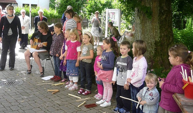 Die Kleinen des Kindergartens &#8222;M...Liedern im Schatten der groen Linde.   | Foto: klaus brust