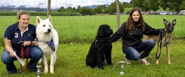 Siegerfoto: Rechts Tamara Treptow mit ...hrem Hund Aaron auf dem dritten Platz   | Foto: Georg Diehl