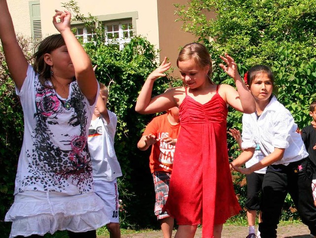 &#8222;Nossa, Nossa&#8220;: Drittklssler zeigten auf dem Schulhof einen Tanz  | Foto: Marlies Jung-Knoblich