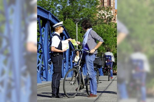 Flugblatt-Aktion: Polizei weist Radler auf ungesicherte Taschen hin