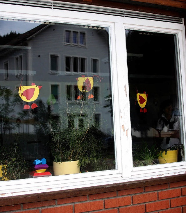 Die Fenster im Kindergarten Atzenbach sind marode.   | Foto: Fabry