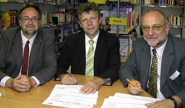 Frank Decker (links), Thomas Hecht (Mi... unterzeichneten die Zielvereinbarung.  | Foto: Michael Gottstein