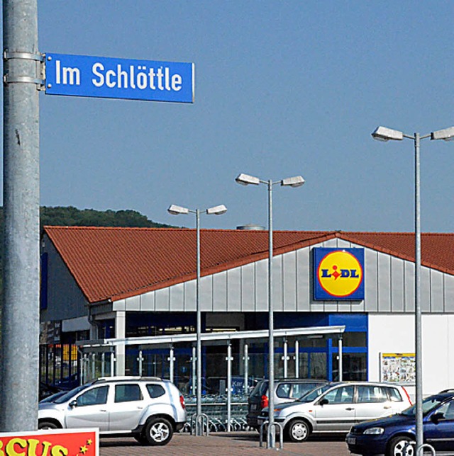 Im Schlttle wird ein neuer Fachmarkt ...&#8211; und eine Werbetafel fr Lidl.   | Foto: Langelott